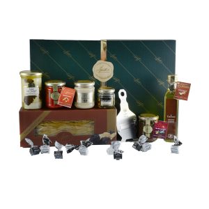 Confezione regalo classica Chef Tartufi contenente: Tagliolini con Tartufi 250g, Condimento Il Tartufato Bianco con pezzi 250ml, Tartufi Neri Aestivum al naturale 18g, Crema La Tartufata 180g, Sapor di Olive Nere e Tartufi 180g, Antipasto Peperoni Tartufati 190g, Tome con Tartufi 260g, Tagliatartufi in Acciaio Regolabile, Tartufi Dolci sfusi (20 pezzi)